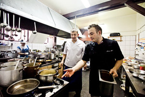 Zajazd u Dudziarza, praca w kuchni