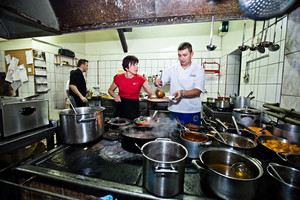 Zajazd u Dudziarza, praca w kuchni