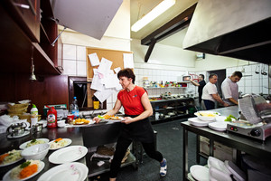 Zajazd u Dudziarza, praca w kuchni