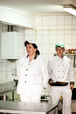 Restauracja Finezja, w kuchni, szefowa kuchni - Mirosława i kucharz - Paweł