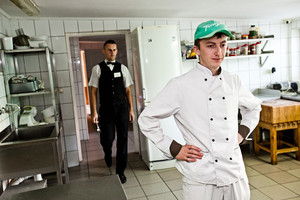 Restauracja Finezja, w kuchni, na pierwszym planie kucharz - Paweł