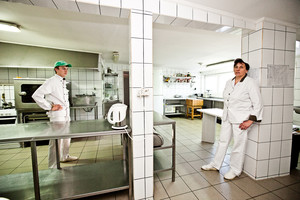 Restauracja Finezja, w kuchni, szefowa kuchni - Mirosława i kucharz Paweł