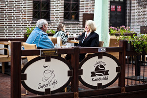 Kawiarnia Kandulski, ładna październikowa pogoda sprzyja do tego, aby posiedzieć na dworze i porozmawiać przy kawie 