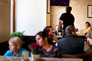 Kawiarnia Kandulski, w niedzielne popołudnie kawiarnia jest pełna klientów