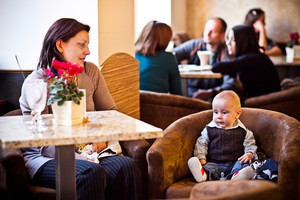 awiarnia Kandulski, jeden z najmłodszych gości tego dnia, 7-miesięczny Maksymilian i jego pierwsza wizyta w tej kawiarni