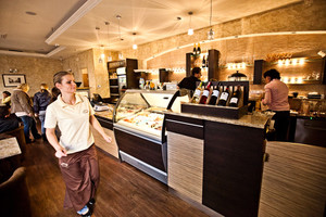 Kawiarnia Kandulski, w niedzielne popołudnie obsługa kawiarni nie ma chwili wytchnienia