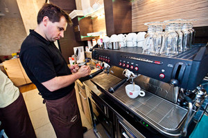 Kawiarnia Kandulski, pan Adam profesjonalnie demonstruje proces robienia cappuccino 