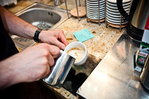 Kawiarnia Kandulski, pan Adam profesjonalnie demonstruje proces robienia cappuccino 