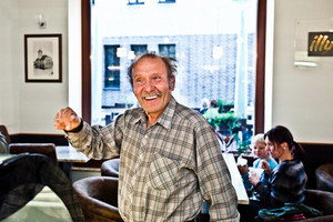 Kawiarnia Kandulski, zadowolony klient obdarza obsługę kawiarni uśmiechem