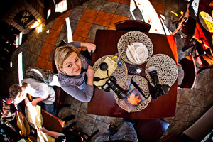 Pizzeria-Gospoda Ryś, Hania Majchrzak, która zrobiła sobie przerwę obiadową w trakcie fotografowania do Projektu PKS 101010, w oczekiwaniu na pizzę