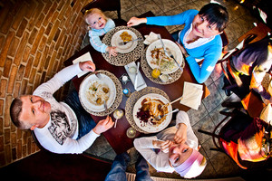 Pizzeria-Gospoda Ryś, państwo Chudzińscy z Kościana wybrali się razem ze swoimi córkami do 