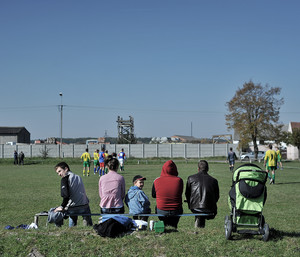 Kibice podczas meczu Mat Katarzynin – Huragan Srocko. Oba zespoły grały w niepełnych składach ponieważ część zawodników nie zdołała dojechać na mecz ze względu na obowiązki rodzinne.