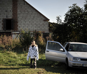 Młody kibic Iskry Wonieść przed meczem z Danko Choryń. Piłkarzom z Wonieścia udało się przełamać złą passę i wygrali spotkanie 2:0