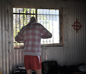 Szatnie klubu Iskra Wonieść to zaledwie kilka baraków z falistej blachy z powybijanymi oknami. Piłkarze i działacze klubu zgodnie przyznają, że lepsze zaplecze dla klubu bardzo by się przydało.