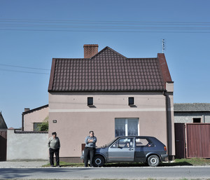 Kibice w czasie meczu w Katarzyninie. Boisko dysponuje licznymi ławeczkami, jednak to co się dzieje na płycie boiska doskonale widać także z perspektywy pobliskiej drogi.