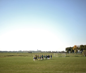 Rozpoczęcie meczu ligi wiejskiej Strzelec Darnowo – Old Boy’s Stary Lubosz. Przed wejściem na murawę napastnik Old Boyów powiedział, że Darnowo będzie tego dnia na kolanach. Rzeczywistość okazała się inna. Darnowo wygrało 5:2 
