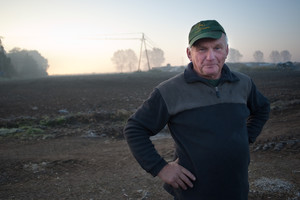 Stare Tarnowo. Mroźny słoneczny poranek. Pan Lucjan  czeka na kolegów aby razem wykorzystać  pogodę do prac polowych