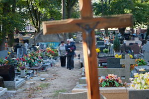 Popołudnie – mieszkańcy Czempinia wykorzystują wolny czas na odwiedzenie grobów 