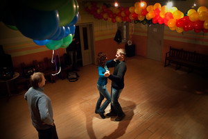 Czempiń. Wieczór – młoda para Julia i Dawid ćwiczą pierwszy taniec przed sobotnim ślubem.