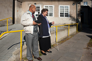 Przedpołudnie  -  mieszkańcy Domu  Pomocy  Społecznej w Jarogniewicach  „ wygrzewają się na słońcu”