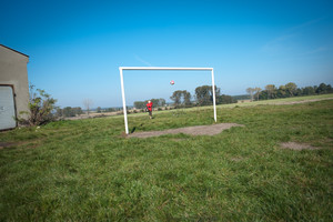 Stare Tarnowo. Wczesne popołudnie – chłopiec „strzela gola”