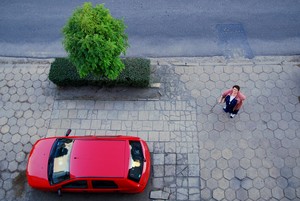 Krzysztof Szydłowski: zdjęcie przedstawia moją babcię późnym popołudniem na ulicy Wielichowskiej w Kościanie