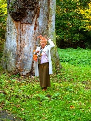 Andrzej Kaczmarek - moja żona Janina na jesiennym spacerze w parku  pałacu w Kopaszewie 