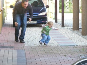 Łapiemy zająca - Julia Strzelczyk szaleje z tatą. Zdjęcia wykonane przez Piotr Strzelczyka, opiekuna strony internetowej Zespołu Szkół w Jerce - zsjerka.pl