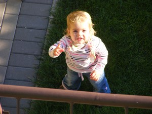 Czy to ptak? Czy to samolot? Nie, to tata robi mi zdjęcia z dachu - myśli sobie Julia Strzelczyk z Kościana. Zdjęcia wykonane przez Piotr Strzelczyka, opiekuna strony internetowej Zespołu Szkół w Jerce - zsjerka.pl