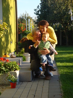 Zdjęcie wykonane przez Bogusławę i Jerzego Klupszów z Kościana: Niedzielne popołudnie w ogrodzie z wnuczką Julką Strzelczyk. 