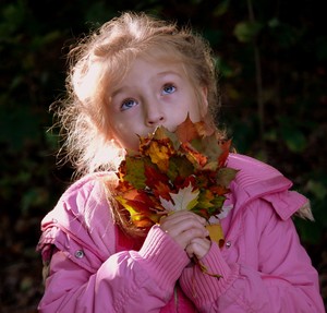 Kinga Grupa - moja siedmioletnia siostra Zosia, podczas jesiennego spaceru po kościańskim parku.