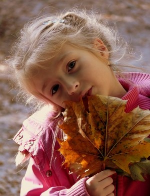 Kinga Grupa - moja siedmioletnia siostra Zosia, podczas jesiennego spaceru po kościańskim parku.