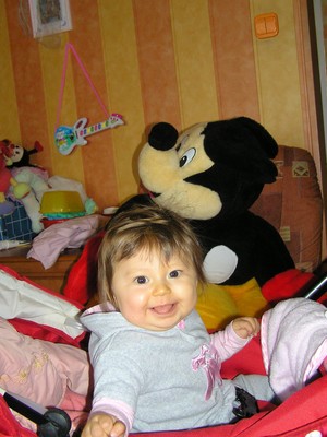 KAROL MIKOŁAJCZAK - NA ZDJĘCIU CÓRECZKA NICOLA W DOMU