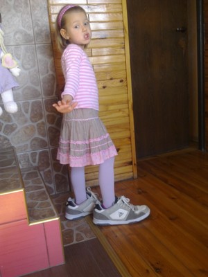 Ewa Łożyńska - Zdjęcia wykonane w niedzielę 10 października 2010 roku przedstawiają moją pięcioletnią córkę Karolinkę, która postanowiła zaprezentować się w 