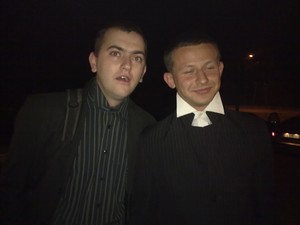 Paulina Litke - zdjęcie przedstawia ochroniarzy Wojtka i Boba;zostało wykonane przed salą wiejską w Przysiece Starej, gdzie odbyła się osiemnastka Darii, Mimi i Malwiny.