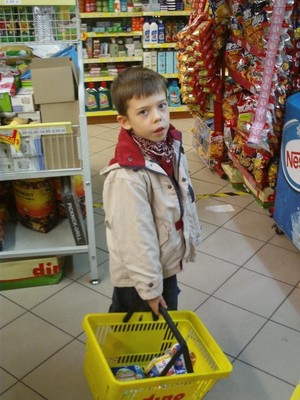 ADAM M. NOWAK. MÓJ 5,5 LETNI WNUK ALAN SZKATUŁA, W SKLEPIE DINO W KOŚCIANIE /OS. KONSTYTUCJI 3 MAJA/, POMAGA DZIADKOM ROBIĆ ZAKUPY PRZED SWOIMI IMIENINAMI.