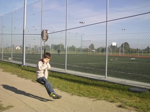 AUTOR: ADAM M. NOWAK. MÓJ 5,5 LETNI WNUK ALAN SZKATUŁA -  NA PLACU ZABAW W KOŚCIANIE/OS. KONSTYTUCJI 3 MAJA/, NA ULUBIONEJ ZJEŻDŻALNI KRZESEŁKOWEJ.