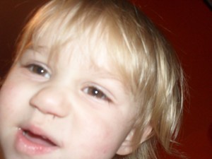 Anna Ozorkiewicz - zdjęcie przedstawia moją 1,5 roczną siostrę rozmyślającą w pokoju przed snem.