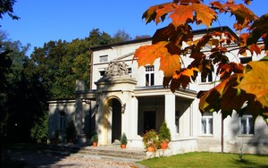 Maciej Olejnik - zdjęcie przedstawia jesienną scenerię zespołu pałacowo-parkowego w miejscowości Spławie.