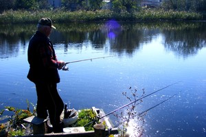 Maciej Olejnik - zdjęcie przedstawia mojego ojca wędkującego na jednym ze stawów w miejscowości Spławie