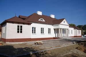 Justyna Ostrowska - Budowa „Dworu Sopliców” w Cichowie Widok Skansenu filmowego „Soplicowo” w Cichowie