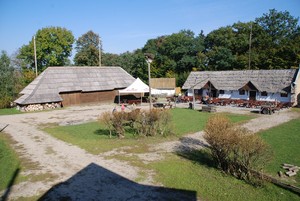 Justyna Ostrowska - Widok Skansenu filmowego „Soplicowo” w Cichowie