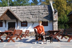 Krzysztof  Ostrowski - żona Teodozja na spacerze w Skansenie  filmowym „Soplicowo” w Cichowie z pieskiem Czarkiem