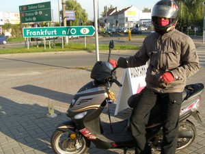 Na zdjęciu Tomasz Matuszczak, który w niedzielę nudził się  więc pojechał skuterem do Słubic wraz z Norbertem Maćkowiakiem