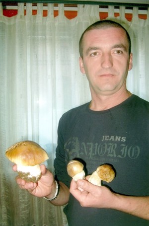 Roksana Majorczyk - mój tata Robert po ostatnim w tym roku grzybobraniu. Zdjęcie wykonano w Śmiglu