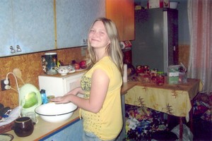 Robert Majorczyk - moja córka Roksana podczas robienia gofrów. Śmigiel, ul. Leszczyńska