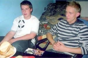 Robert Majorczyk - mój syn Robert z kolegą Danielem podczas przekąski przy dobrym filmie. Śmigiel, ul. Leszczyńska
