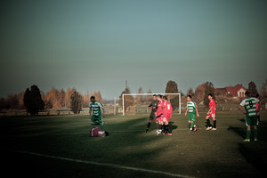 Czerwona kartka i opuszczenie boiska przez zawodnika Pogoni.