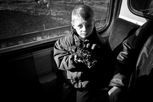 Szymek razem z rodzicami skorzystał z przejażdżki koleją wąskotorową. To jedyna okazja, w dni powszednie kolej nie kursuje.