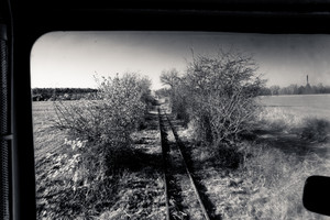 W czasie jazdy wagony szorowały krzaki zarastające tory.